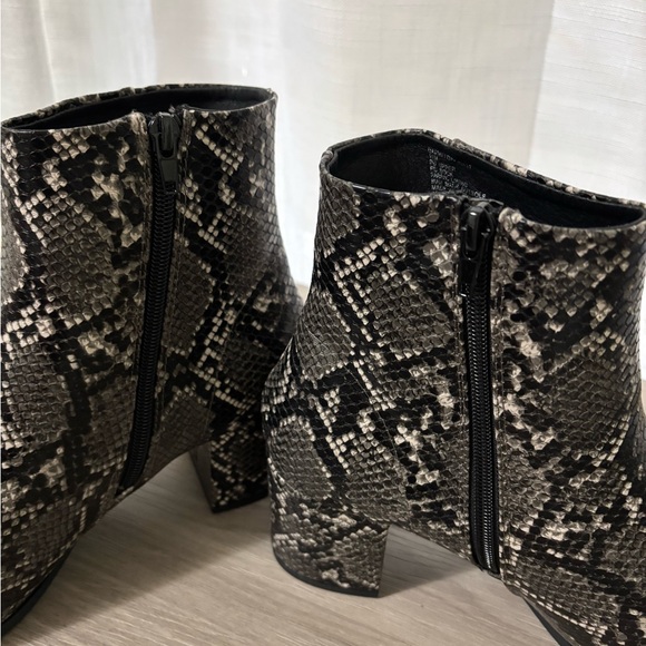 Madden Girl Black and Gray Snakeskin Ankle Booties size 11. - Picture 4 of 7
